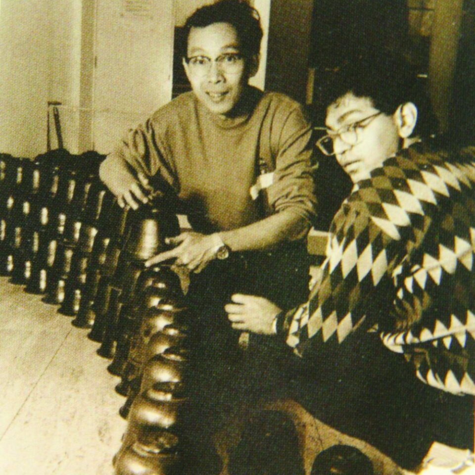 Montien Boonma (left). Profile photo from The Bangkok Post